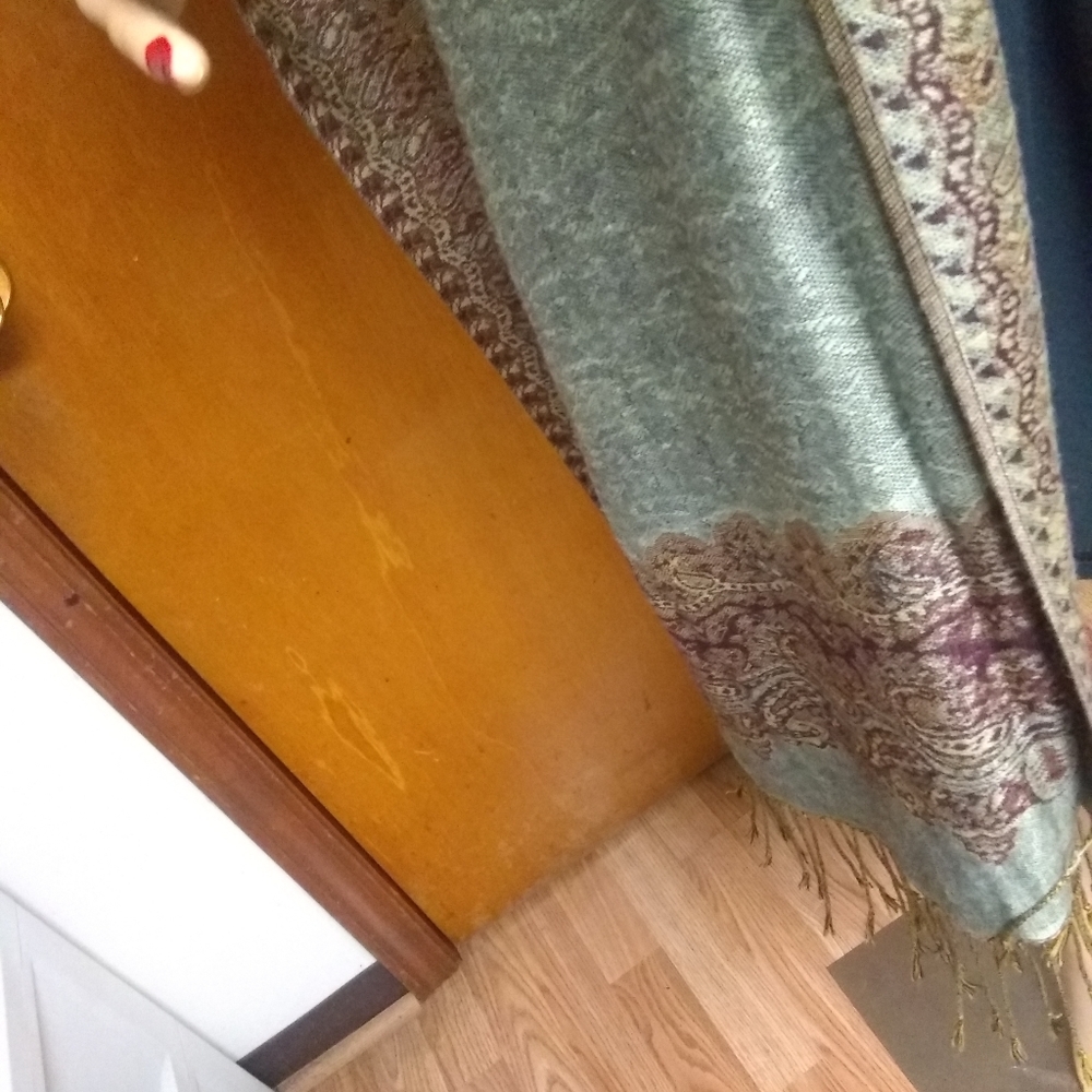 Shawl - Picture 2 of 3
